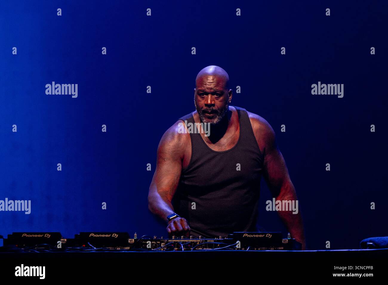 DJ Diesel Shaquille O Neal During Shaq s Bass All Stars Tour At The dj-diesel-shaquille-o-neal-during-shaq-s-bass-all-stars-tour-at-the