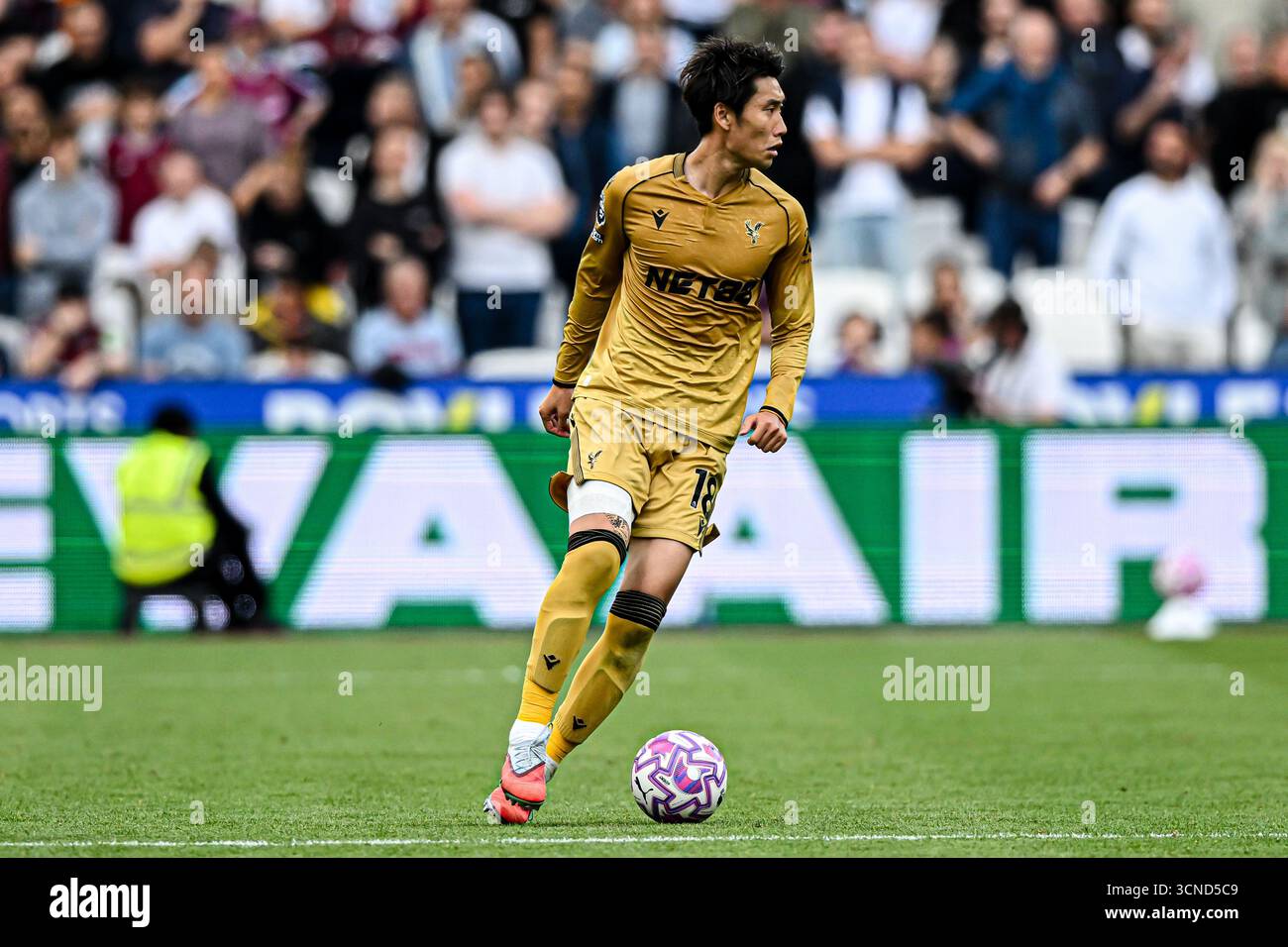 London Stadium, Stratford on Saturday 20th September 2025.Daichi Kamada (18 Crystal Palace) controls the ball during the Premier League match between West Ham United and Crystal Palace at the London Stadium, Stratford on Saturday 20th September 2025. (Photo: Kevin Hodgson | MI News) Credit: MI News & Sport /Alamy Live News Stock Photo