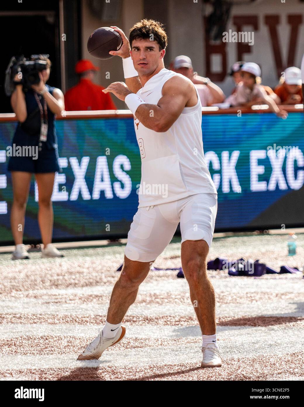 Sept 20, 2025. Matthew Caldwell (18) of the Texas Longhorns warms up ...