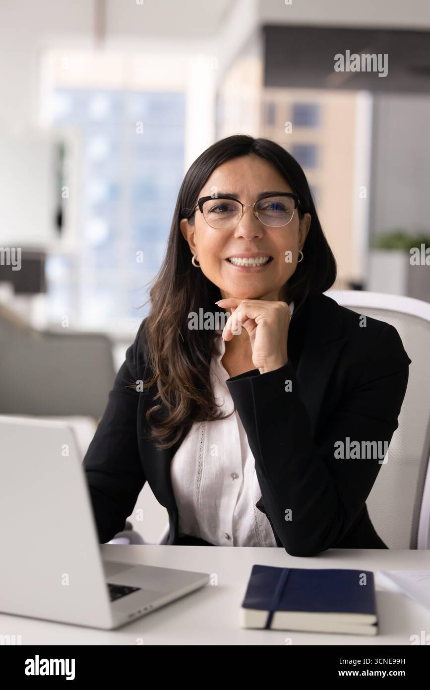 Mature woman wearing elegant hi-res stock photography and images - Alamy