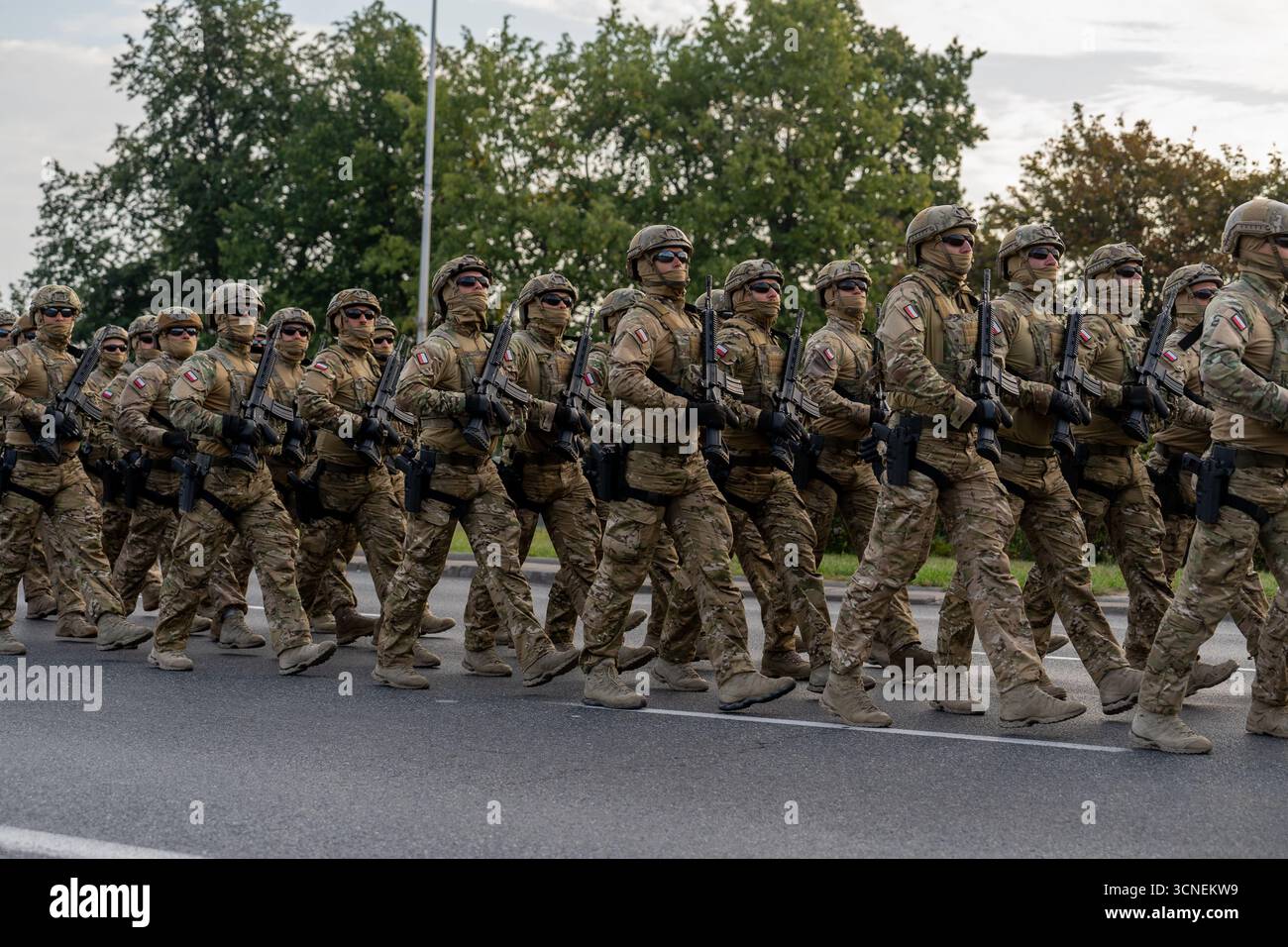 nil-special-military-unit-commandos-march-at-wislostrada-during-a