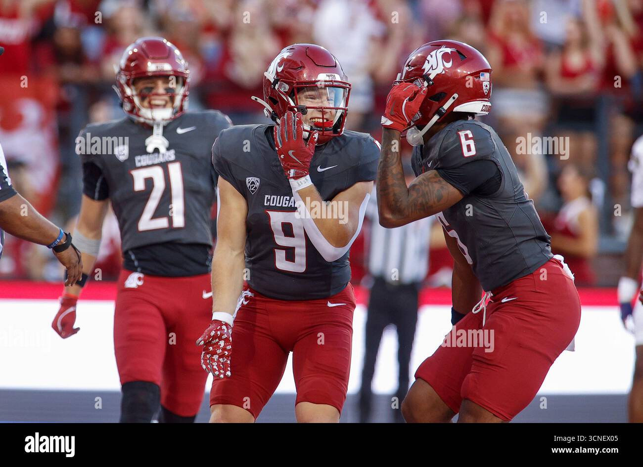 PULLMAN, WA - SEPTEMBER 20: Washington State Cougars running back Kirby ...