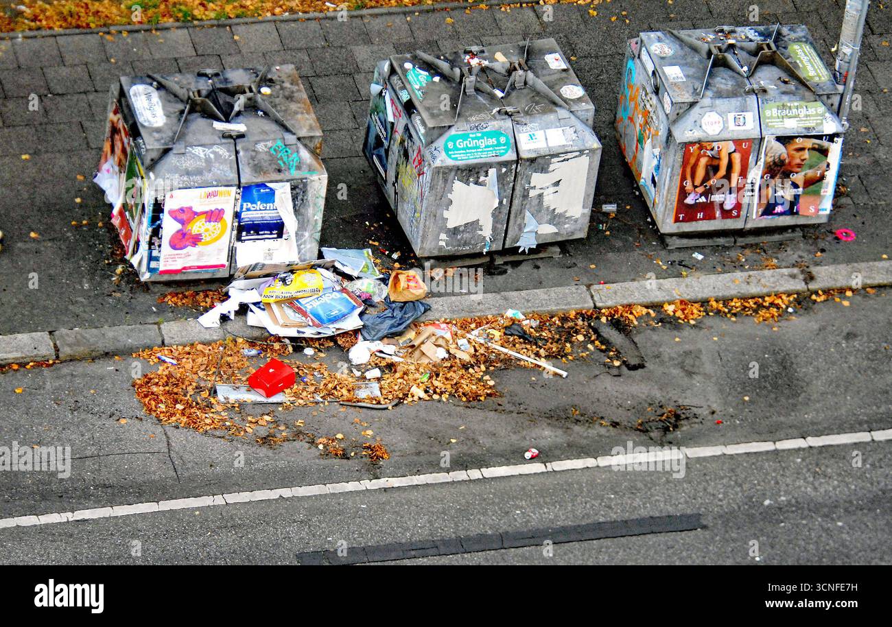Hier am km13 stand bis in fruehen Morgenstunden ein Autowrack, das abgeschleppt wurde, doch der Rest ziert die Laufstrecke Heinrich-Heine-Strasse *** Here at km13 there was a wrecked car that was towed away until the early hours of the morning, but the rest adorns the Heinrich Heine Strasse running route Stock Photo
