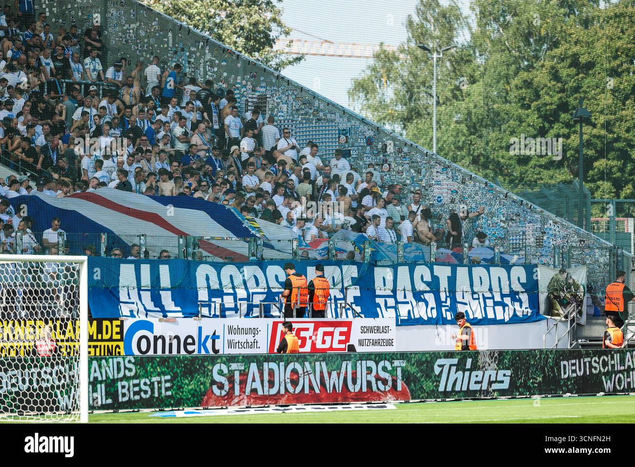 Support F.C. Hansa Rostock Fans und Ultras in Essen. Vor dem Gästeblock ...