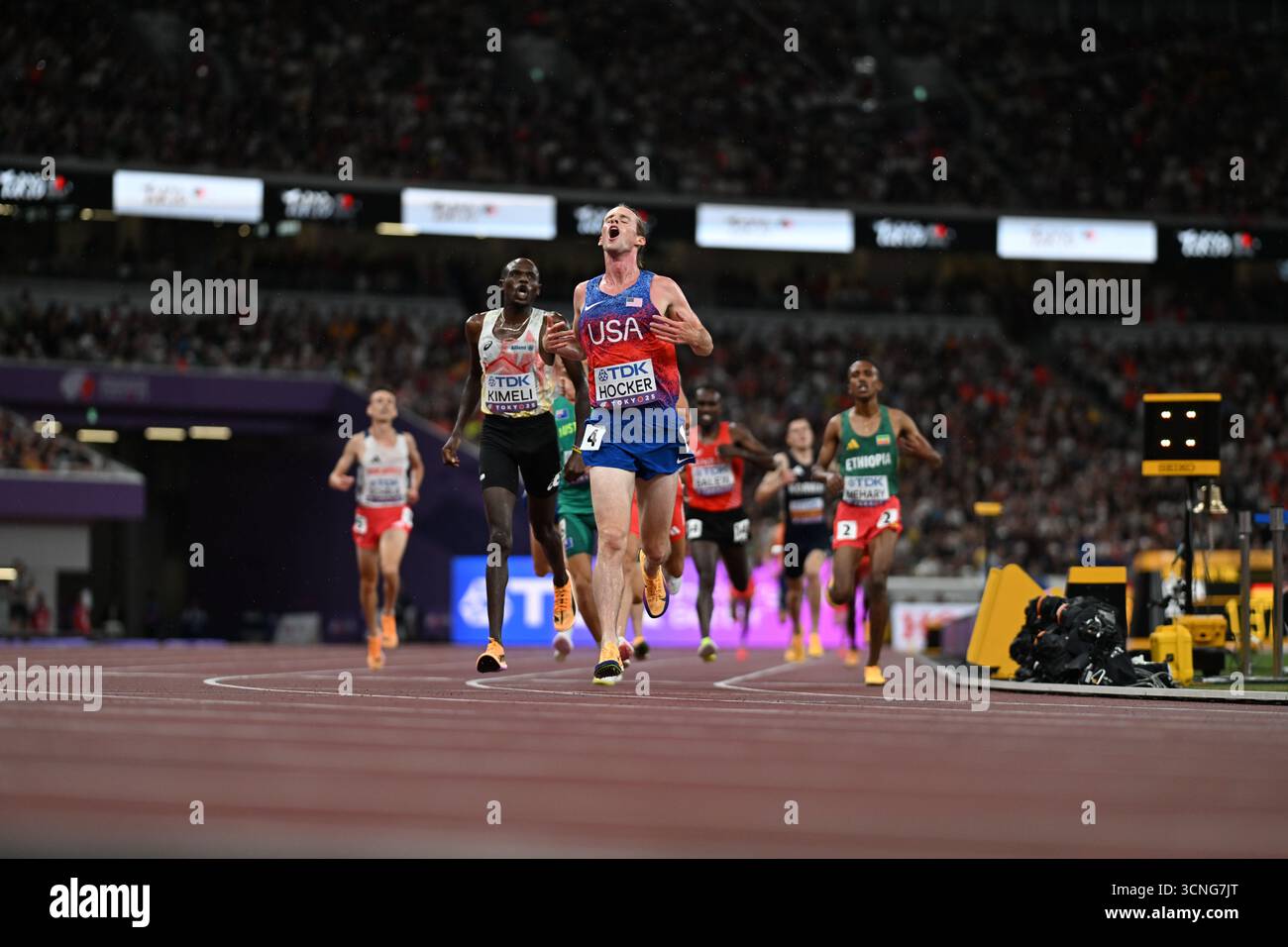 (250921) -- TOKYO, Sept. 21, 2025 (Xinhua) -- Cole Hocker (front) of ...