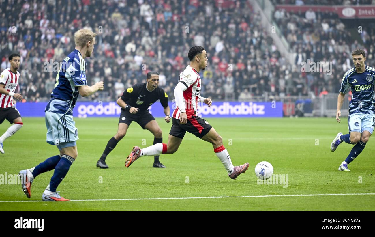 EINDHOVEN - Sergino Dest of PSV Eindhoven controls the ball during the ...