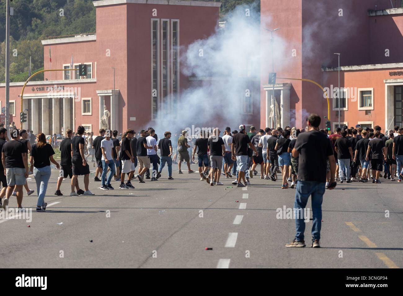 Roma Riot Roma: Derby Lazio-Roma, disordini tra le tifoserie - Italia - Cronaca ...