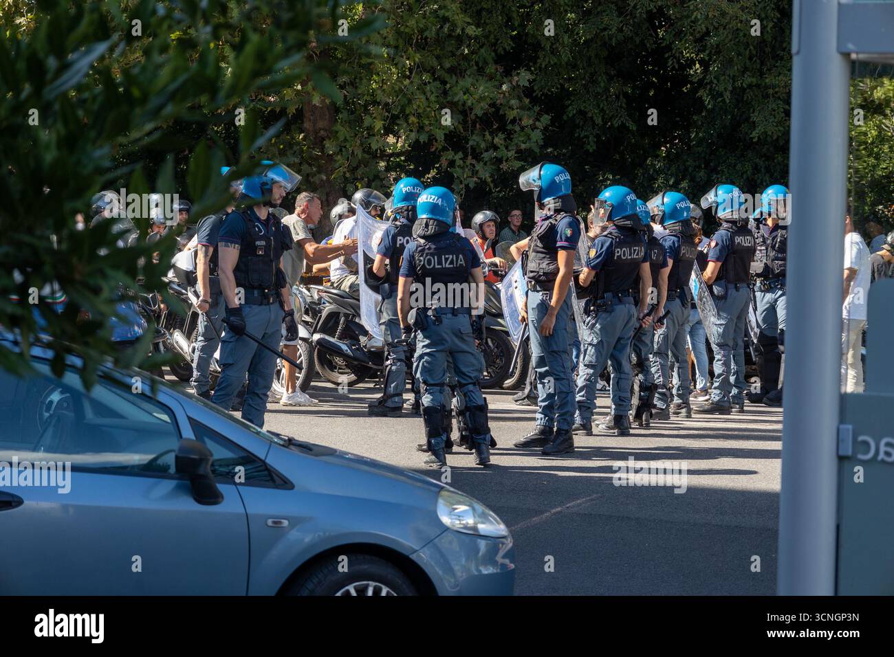 Roma Riot Roma: Derby Lazio-Roma, disordini tra le tifoserie - Italia - Cronaca ...