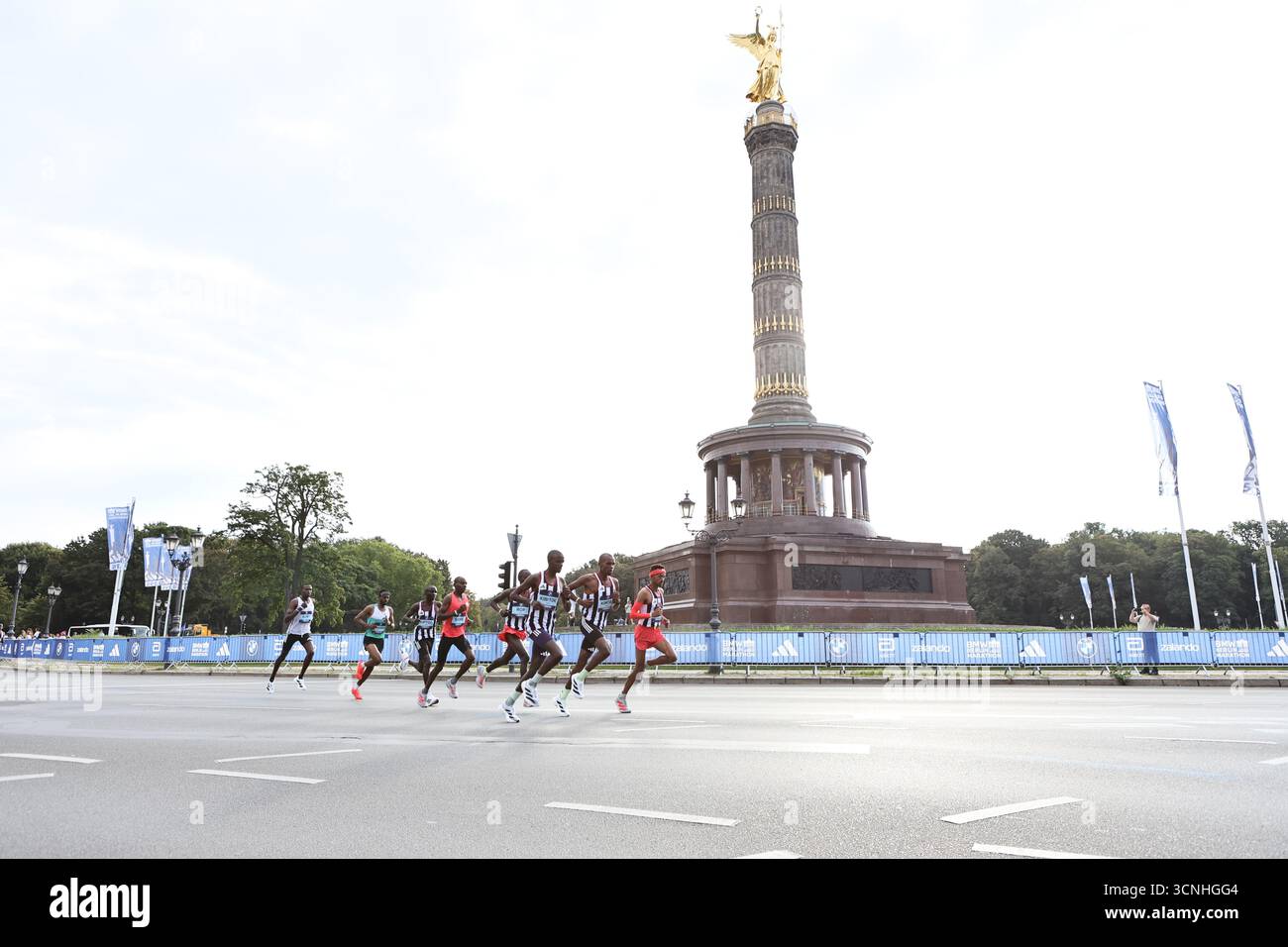 Berlin, Germany. 09/21/2025, Berlin, Germany. Sebastian Sawe and runners in front of the Siegessäule in Berlin-Tiergarten.The BMW-Berlin Marathon on September 21, 2025. It is the 51th edition of the annual BMW Berlin Marathon. Sven Struck / Alamy Life News Stock Photo