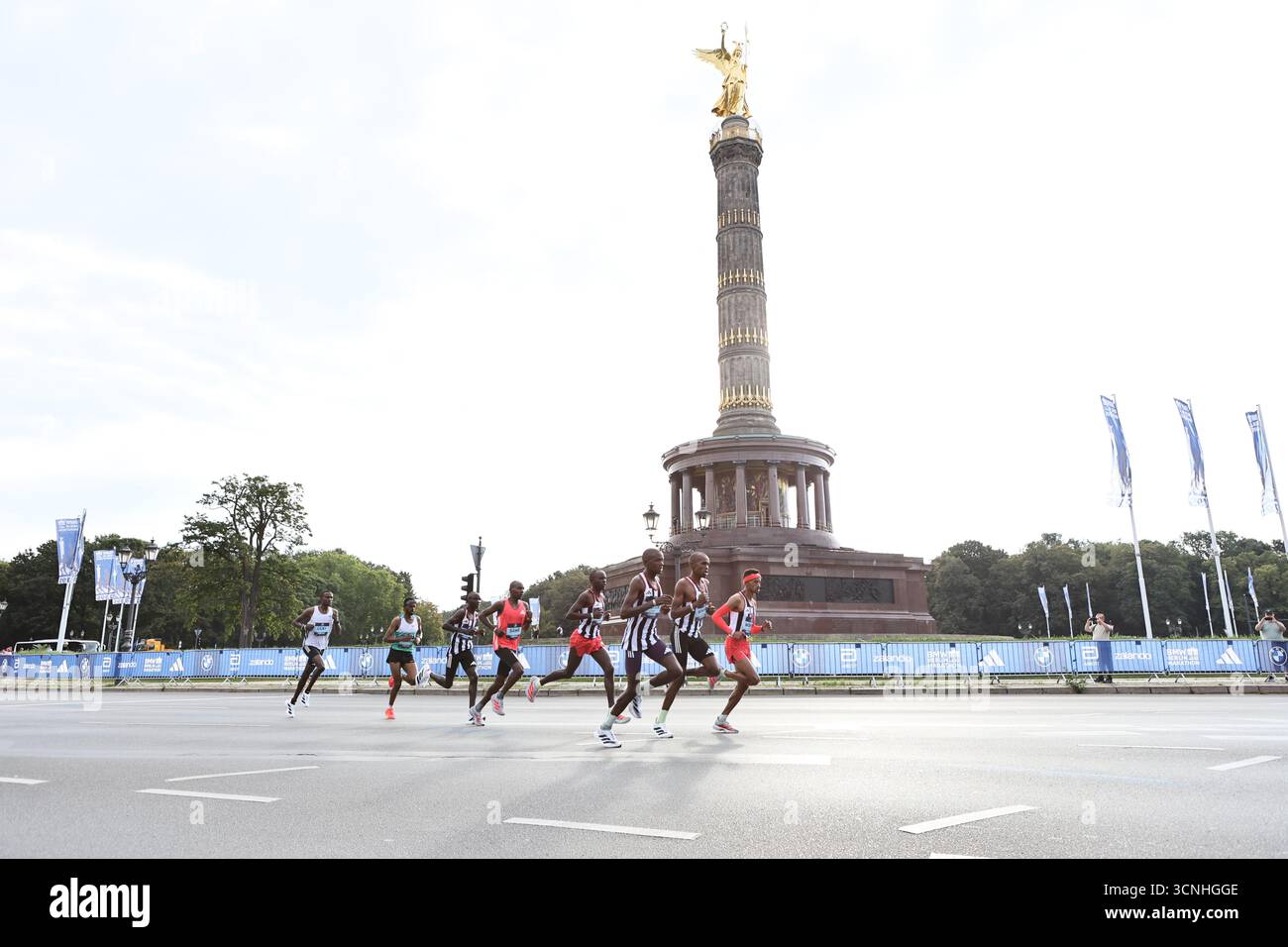 Berlin, Germany. 09/21/2025, Berlin, Germany. Sebastian Sawe and runners in front of the Siegessäule in Berlin-Tiergarten.The BMW-Berlin Marathon on September 21, 2025. It is the 51th edition of the annual BMW Berlin Marathon. Sven Struck / Alamy Life News Stock Photo