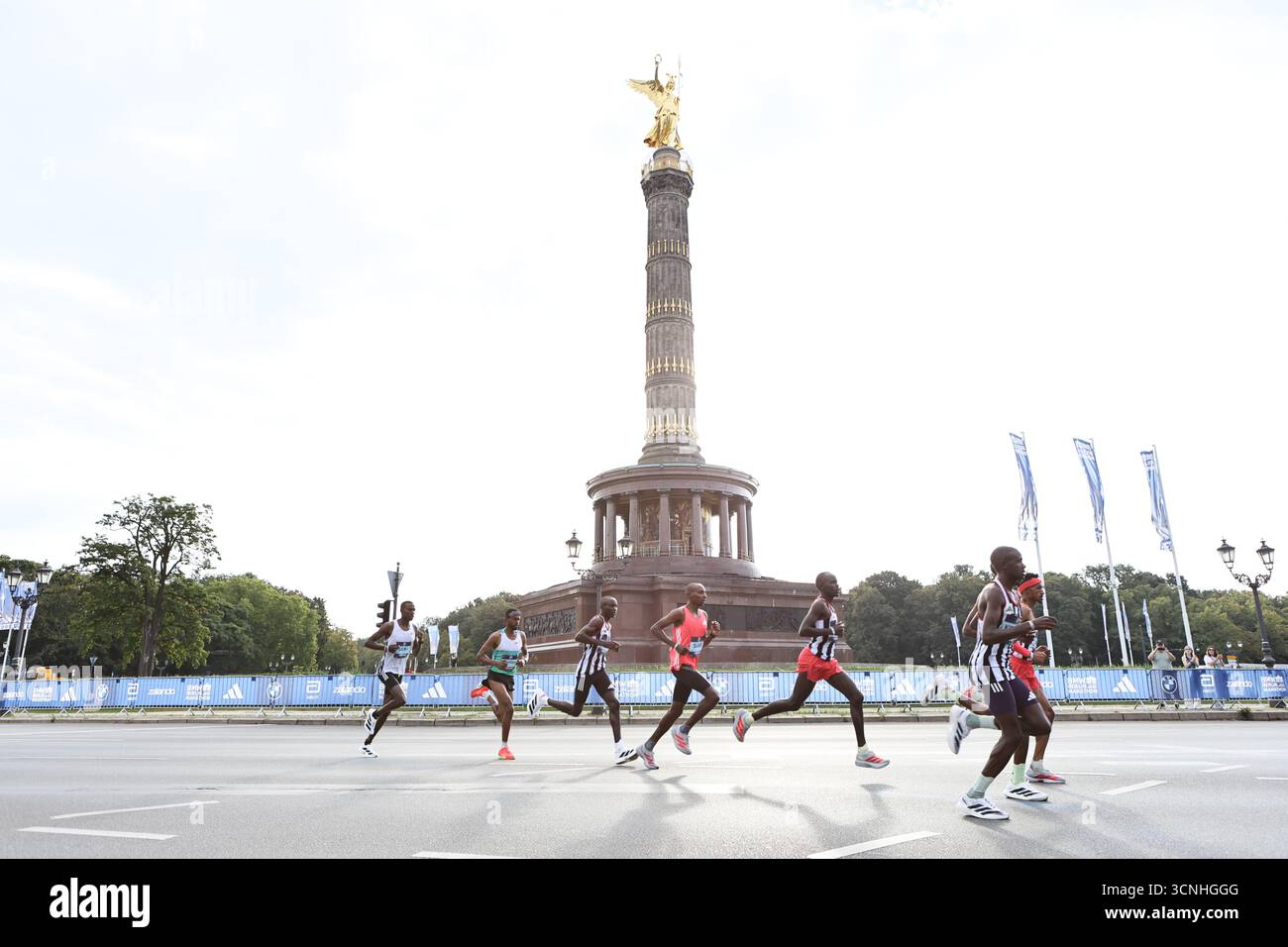 Berlin, Germany. 09/21/2025, Berlin, Germany. Sebastian Sawe and runners in front of the Siegessäule in Berlin-Tiergarten.The BMW-Berlin Marathon on September 21, 2025. It is the 51th edition of the annual BMW Berlin Marathon. Sven Struck / Alamy Life News Stock Photo