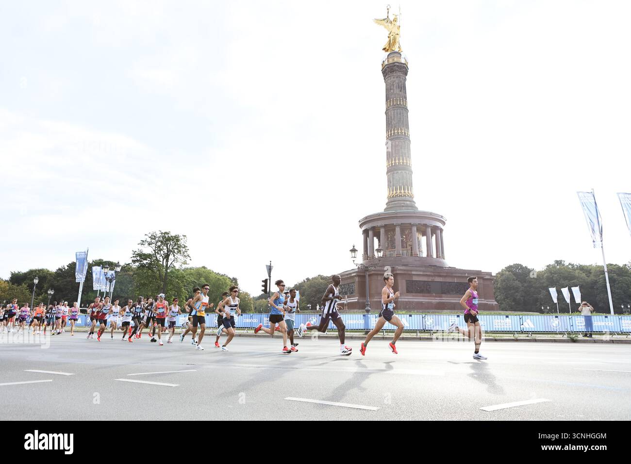 Berlin, Germany. 09/21/2025, Berlin, Germany. Runners at the Siegessäule in Berlin-Tiergarten.The BMW-Berlin Marathon on September 21, 2025. It is the 51th edition of the annual BMW Berlin Marathon. Sven Struck / Alamy Life News Stock Photo