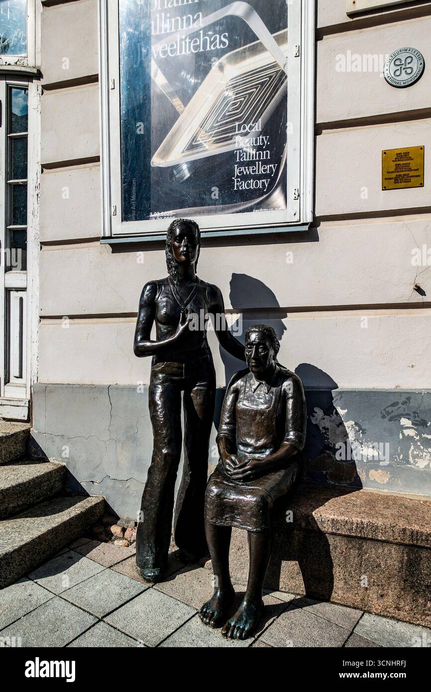 Modern sculpture depicting two hi-res stock photography and images - Alamy