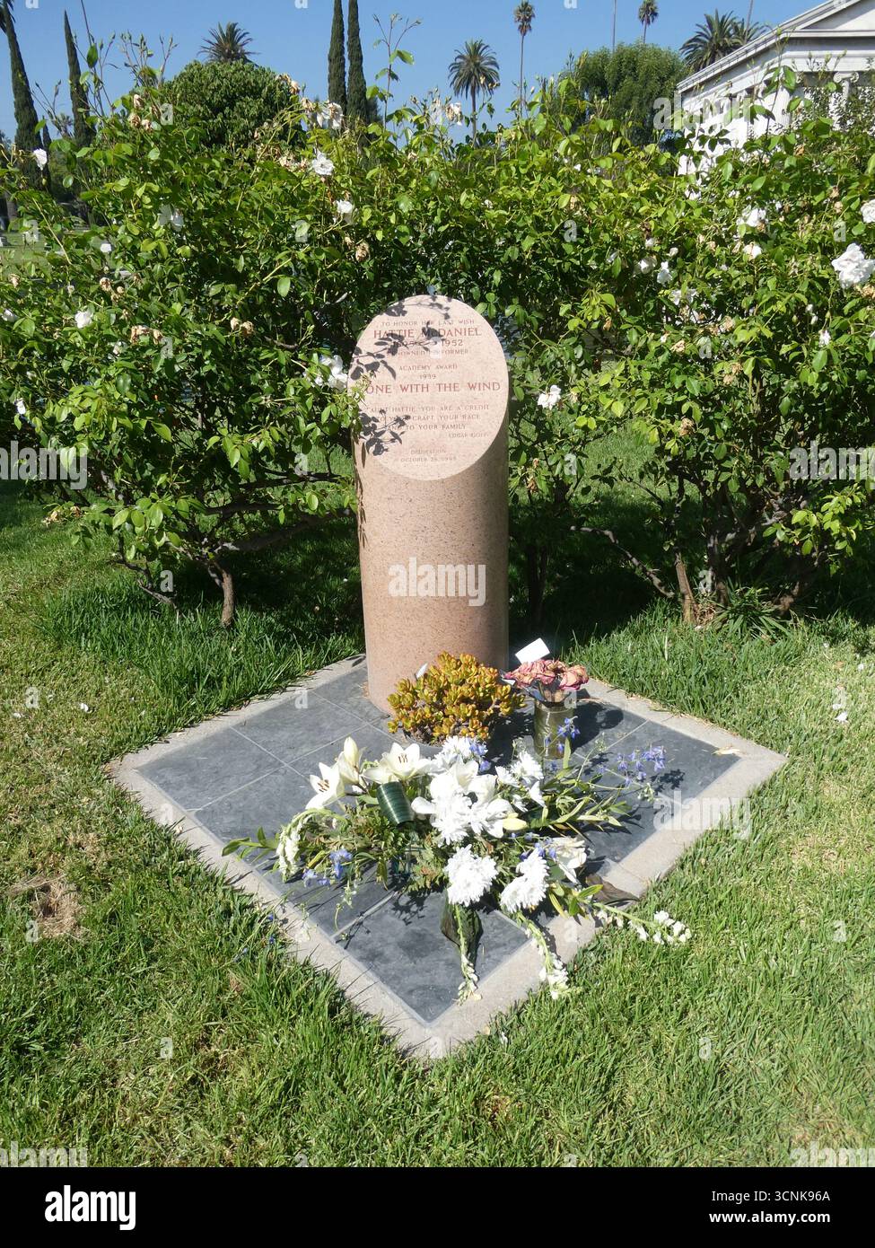 Hattie mcdaniel grave hi-res stock photography and images - Alamy, image size:975x1390