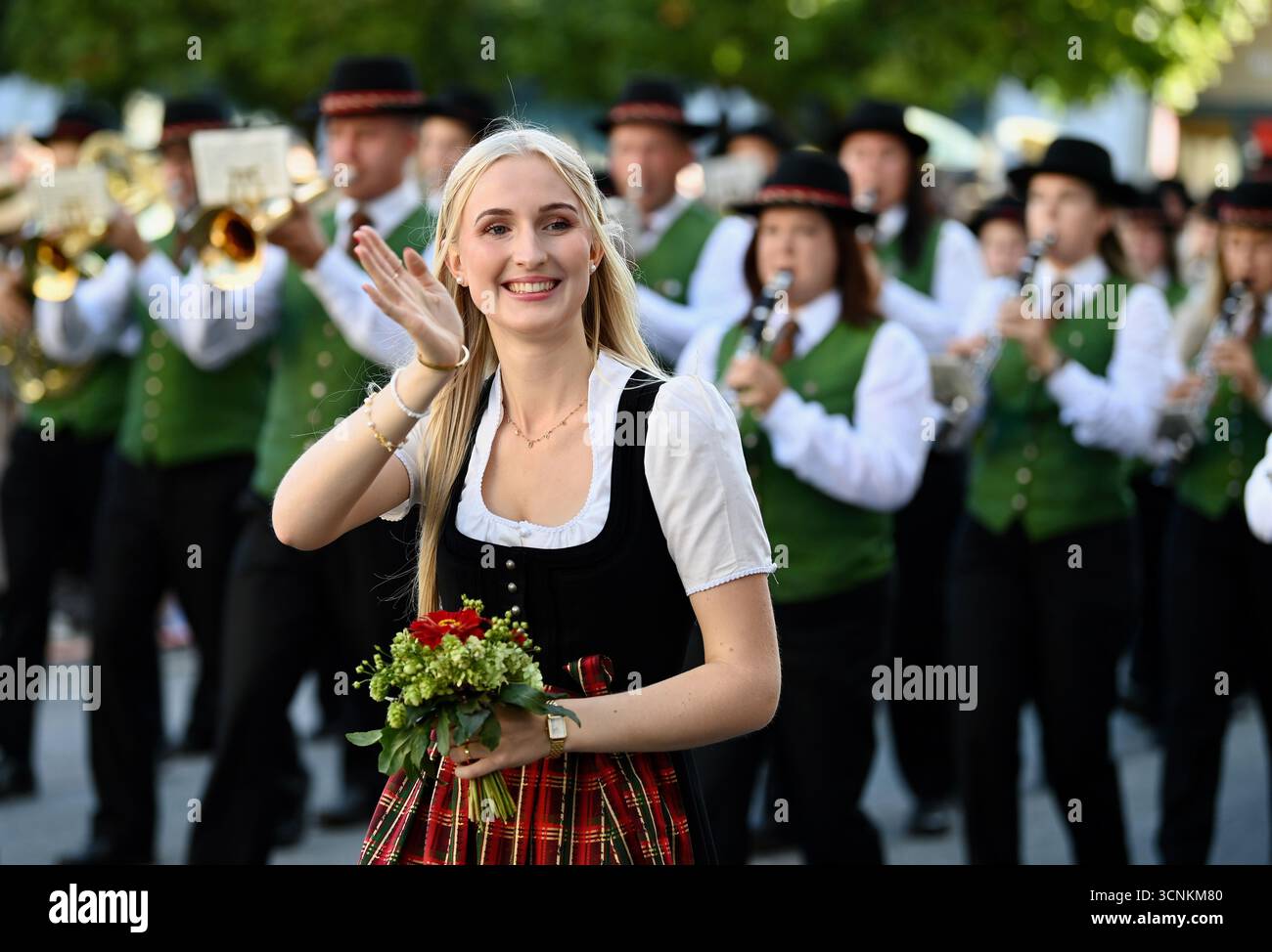 (250922) -- BEIJING, Sept. 22, 2025 (Xinhua) -- A woman greets the ...