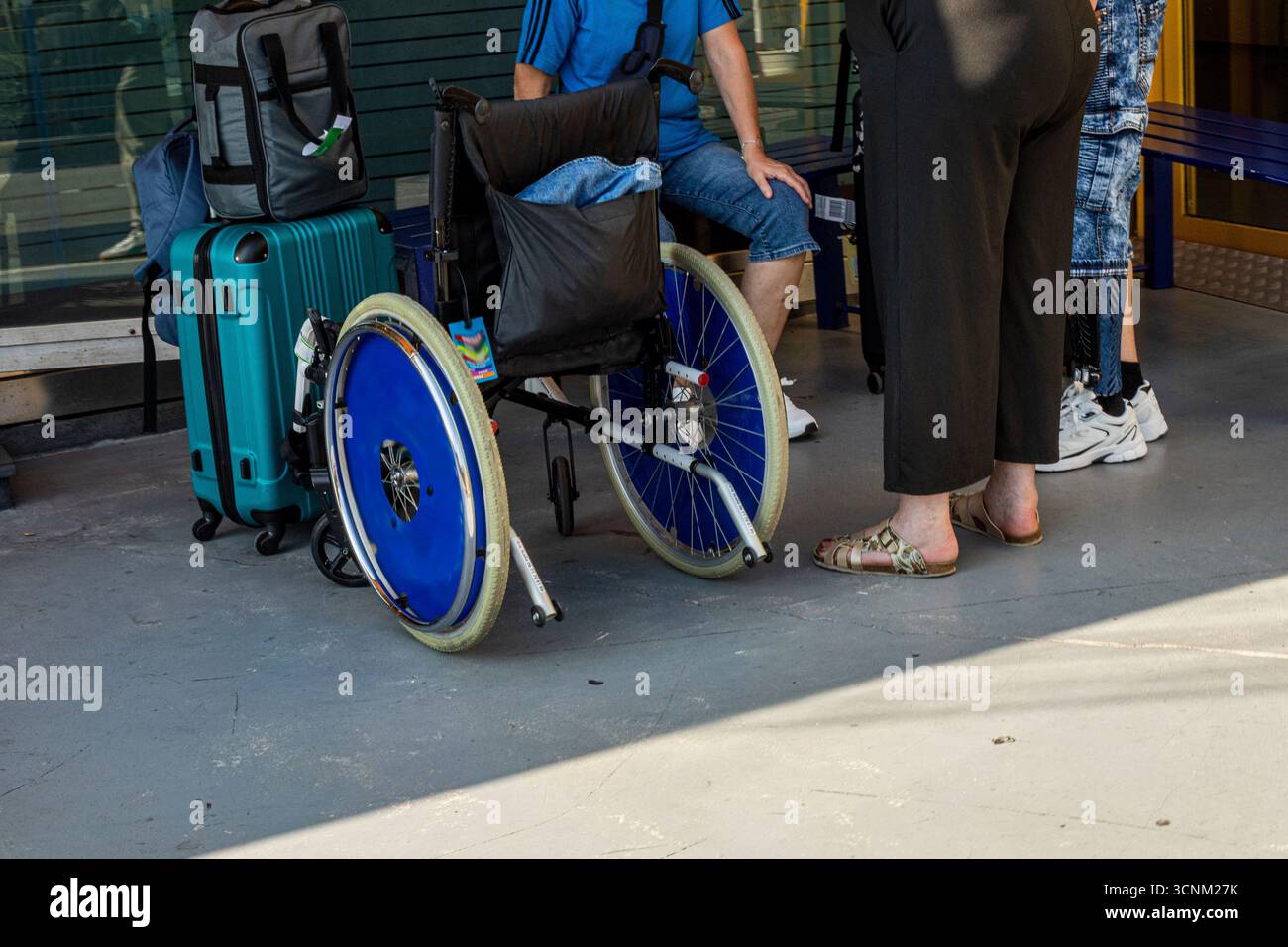 Airport eco responsibility hi-res stock photography and images - Alamy