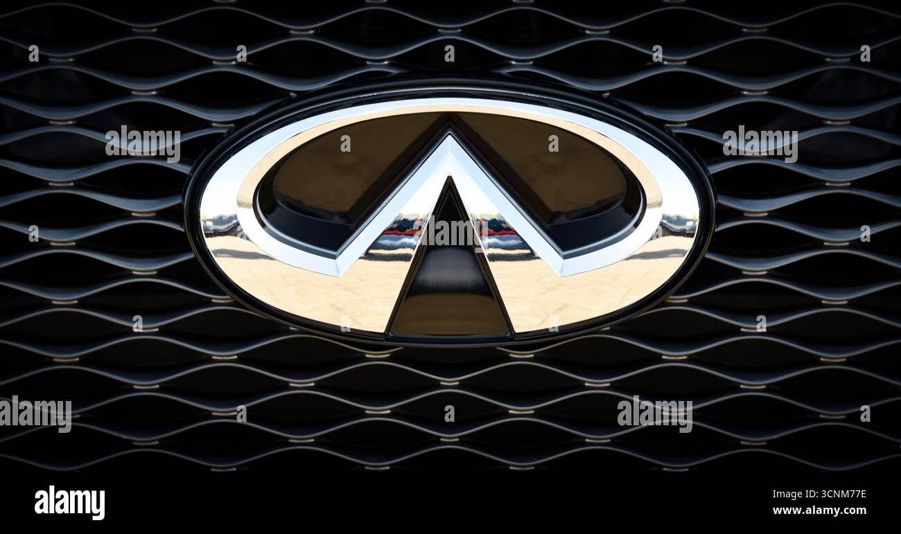Infiniti car logo hi-res stock photography and images - Alamy, image size:1300x771