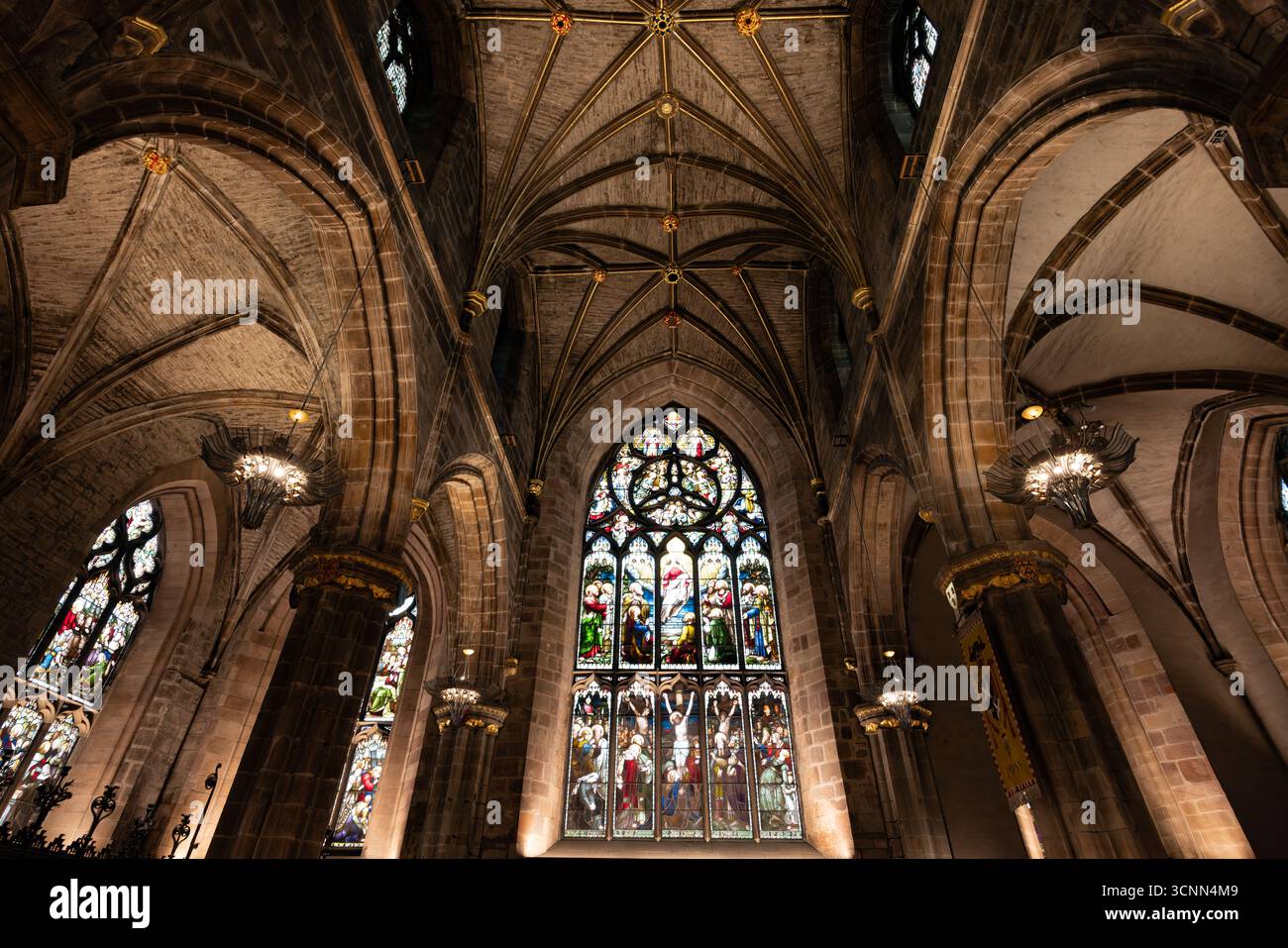 St Giles Cathedral. Canon EOS R5, RF14-35mm F4 L IS USM at 18mm, ISO 2500, 1/50s at f/6.3. Sep Stock Photo