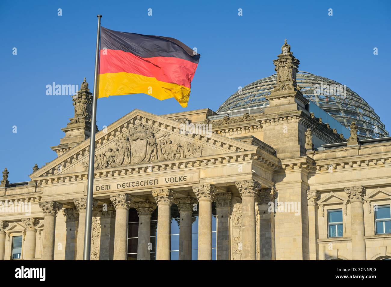 Nationalflagge, Schwarz Rot Gold, Reichstagsgebäude, Inschrift, Dem Deutschen Volke, Mitte, Berlin, Deutschland Stock Photo