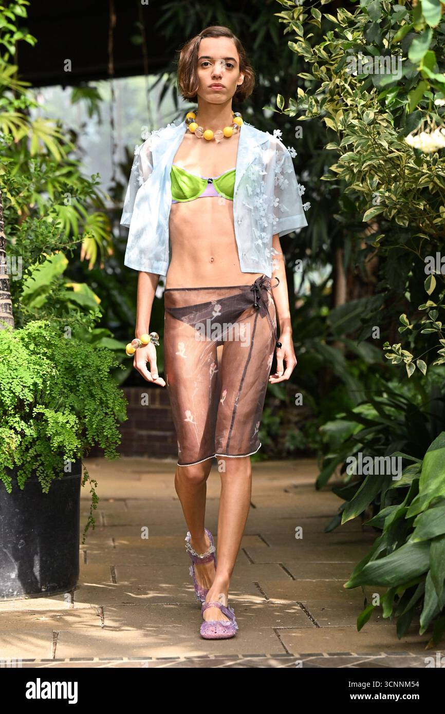 Model susan hi-res stock photography and images - Page 4 - Alamy, image size:866x1390