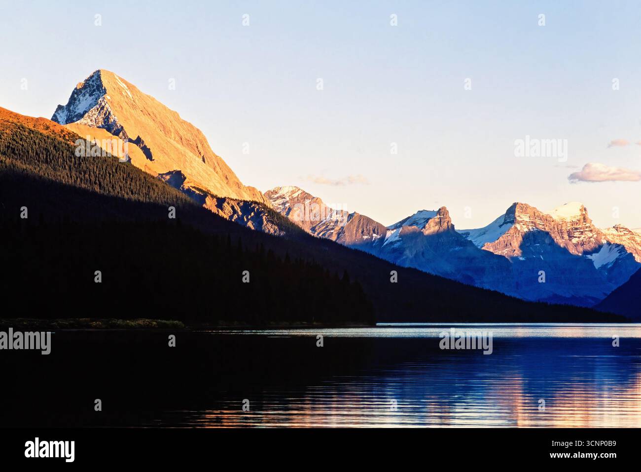 Mountain lake reflection peaks hi-res stock photography and images - Alamy
