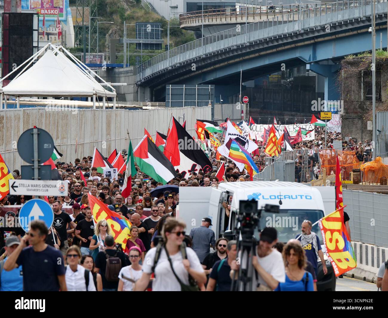 Genoa 22/09/2025: the Free Palestine movement and dock workers block ...