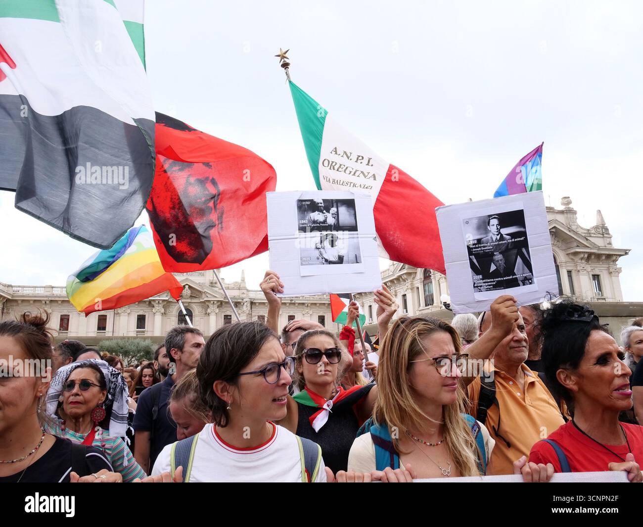 Genoa 22/09/2025: the Free Palestine movement and dock workers block ...