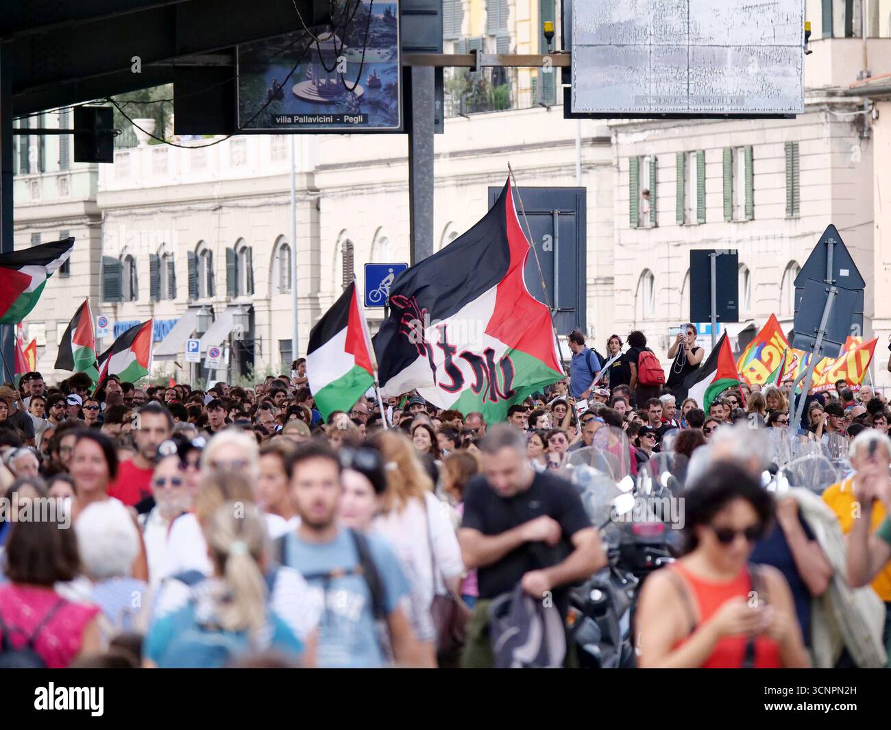 Genoa 22/09/2025: the Free Palestine movement and dock workers block ...