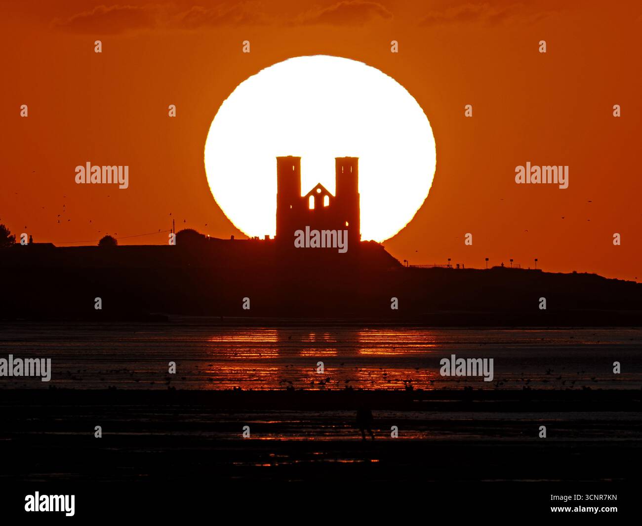 Minnis Bay, Kent, UK. 22nd September, 2025. UK Weather: stunning Autumn ...