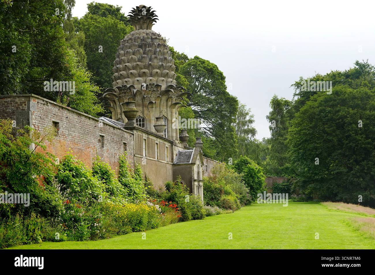 The Pineapple - the most bizarre building in Scotland: summer house and walled garden built by the Earl of Dunmore in 1761, Airth near Falkirk Stock Photo