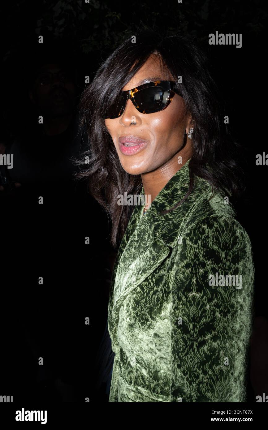 Naomi campbell fashion show hi-res stock photography and images