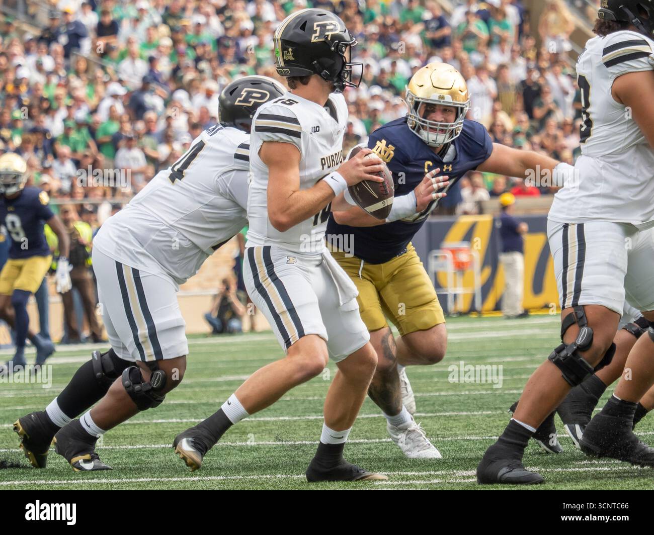 SOUTH BEND, IN - SEPTEMBER 20: Notre Dame Fighting Irish defensive ...
