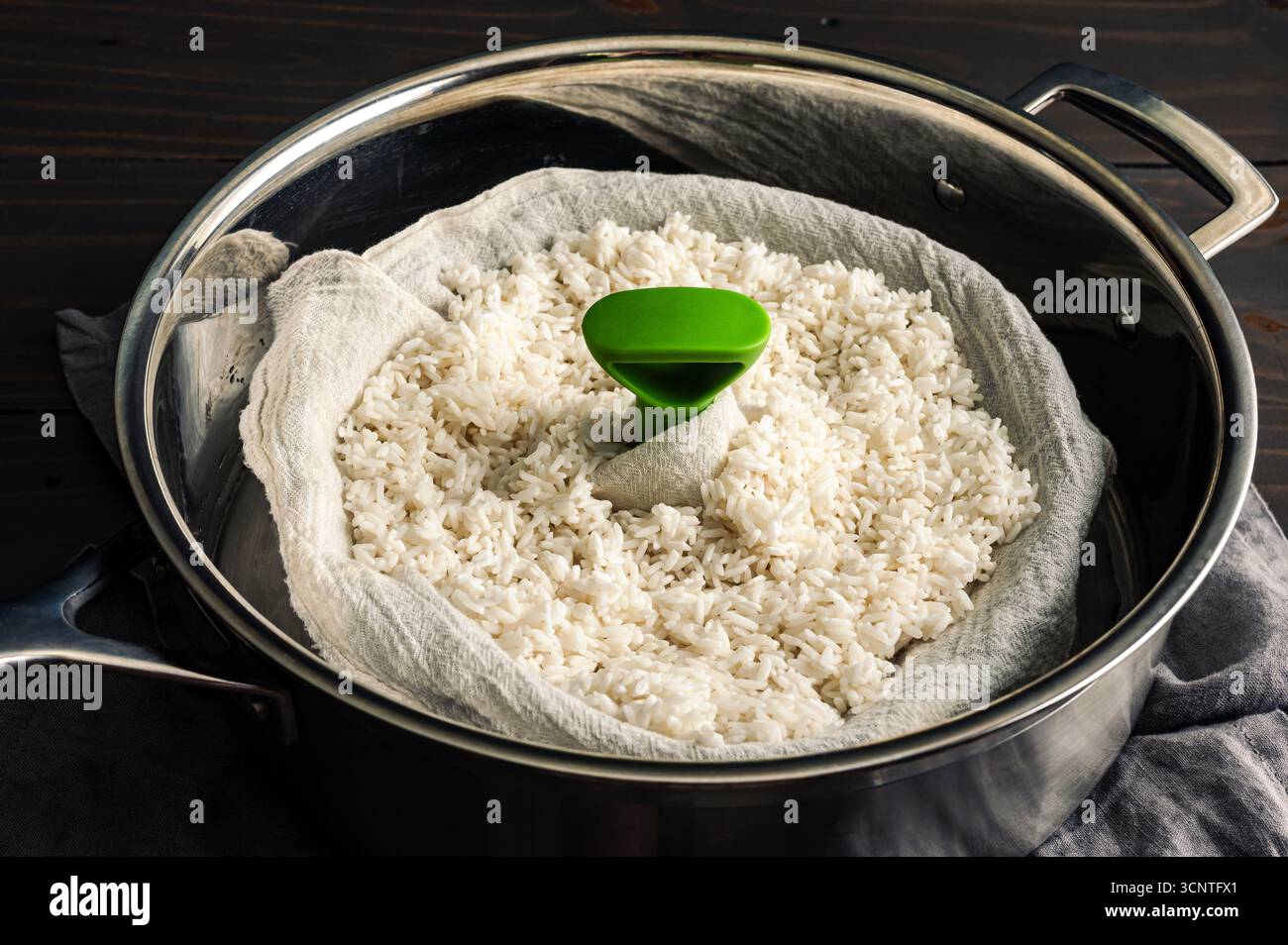 Insert to pan hi-res stock photography and images - Alamy