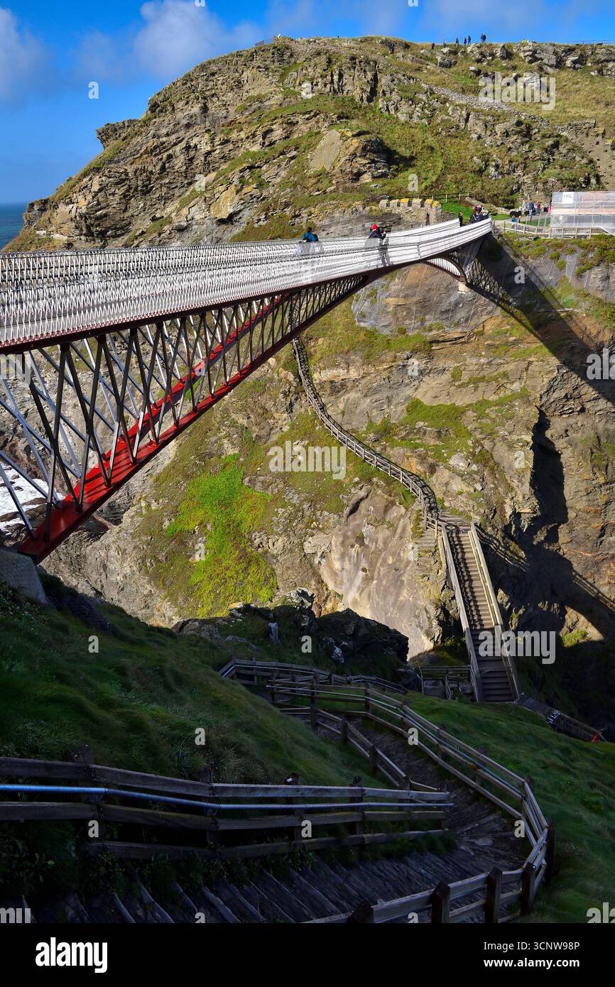 tintagel-castle-and-its-cliffs-stock-photo-alamy