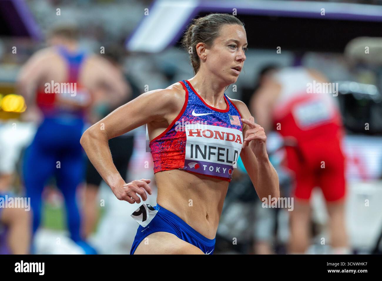 Emily Infeld (USA) runs the final of the 10,000 meters in a time of 31: ...