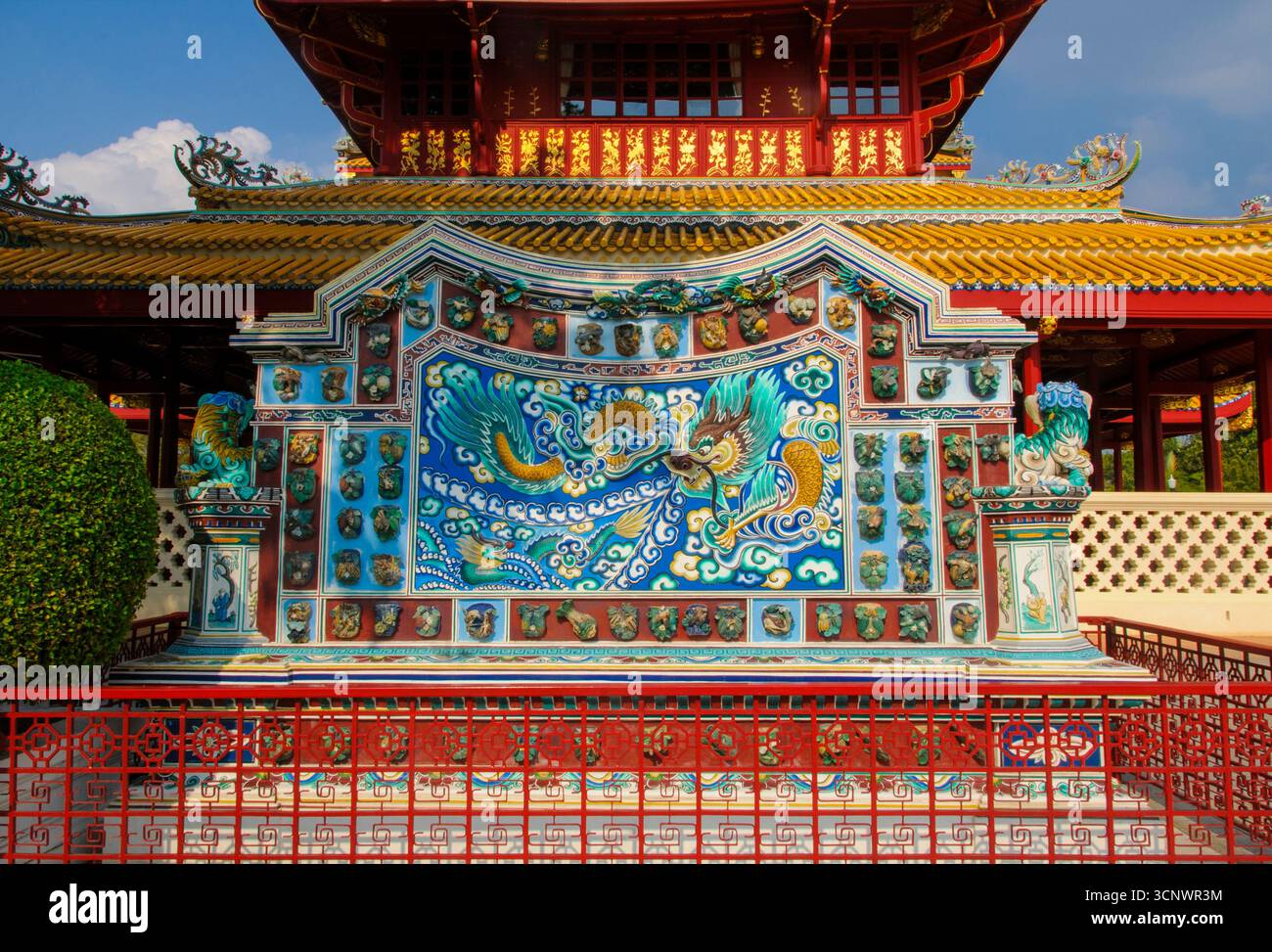 Thailand: A spirit screen or spirit wall (yingbi, or zhaobi) at the Phra Thinang Wehart Chamrun (Heavenly Light Palace), Bang Pa-In Royal Palace, Bang Pa-In, Ayutthaya Province.  Bang Pa-In Royal Palace, also known as the Summer Palace, is a palace complex formerly used by the Thai kings. It lies beside the Chao Phraya River in Bang Pa-In district, Ayutthaya Province.  King Prasat Thong constructed the original complex in 1632, but it fell into disuse and became overgrown in the late 18th and early 19th centuries, until King Mongkut began to restore the site in the mid-19th century. Most of th Stock Photo