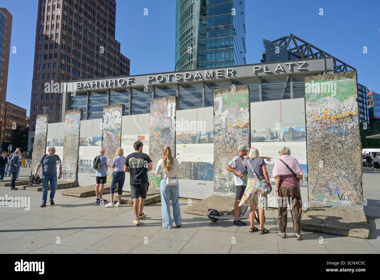 Touristen, Reste Berliner Mauer, Potsdamer Platz, Tiergarten, Mitte, Berlin, Deutschland Stock Photo
