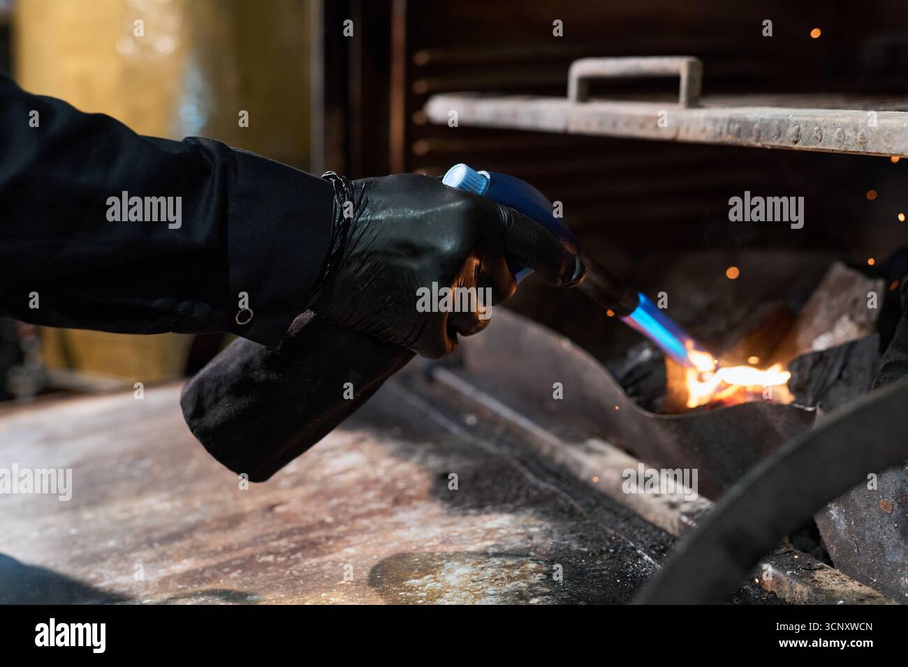Man Using Blowtorch Industrial burner hi-res stock photography and images - Alamy