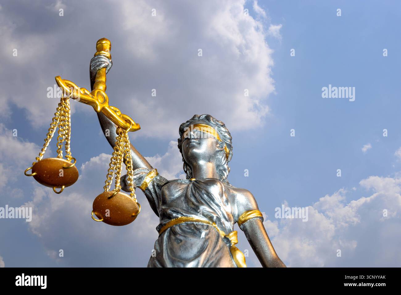 Justitia Clean Fotomontage Nahaufnahme einer Justitia vor blauem Himmel ...