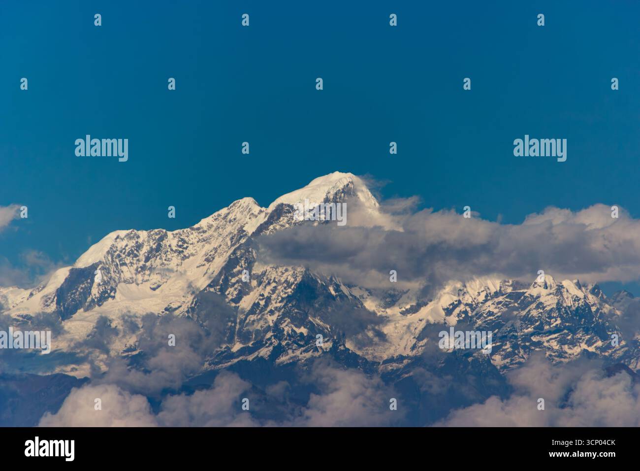 Snow capped peaks himalayas hi-res stock photography and images - Alamy