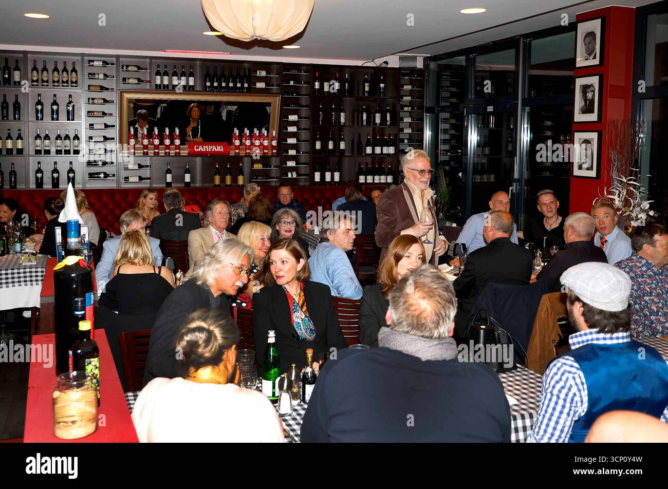 bei der Geburtstagsfeier zum 80sten Geburtstag von Rene Koch im Ristorante L Angelo in Berlin-Schöneberg. *** at the birthday party for Rene Kochs 80th birthday at Ristorante L Angelo in Berlin Schöneberg Stock Photo