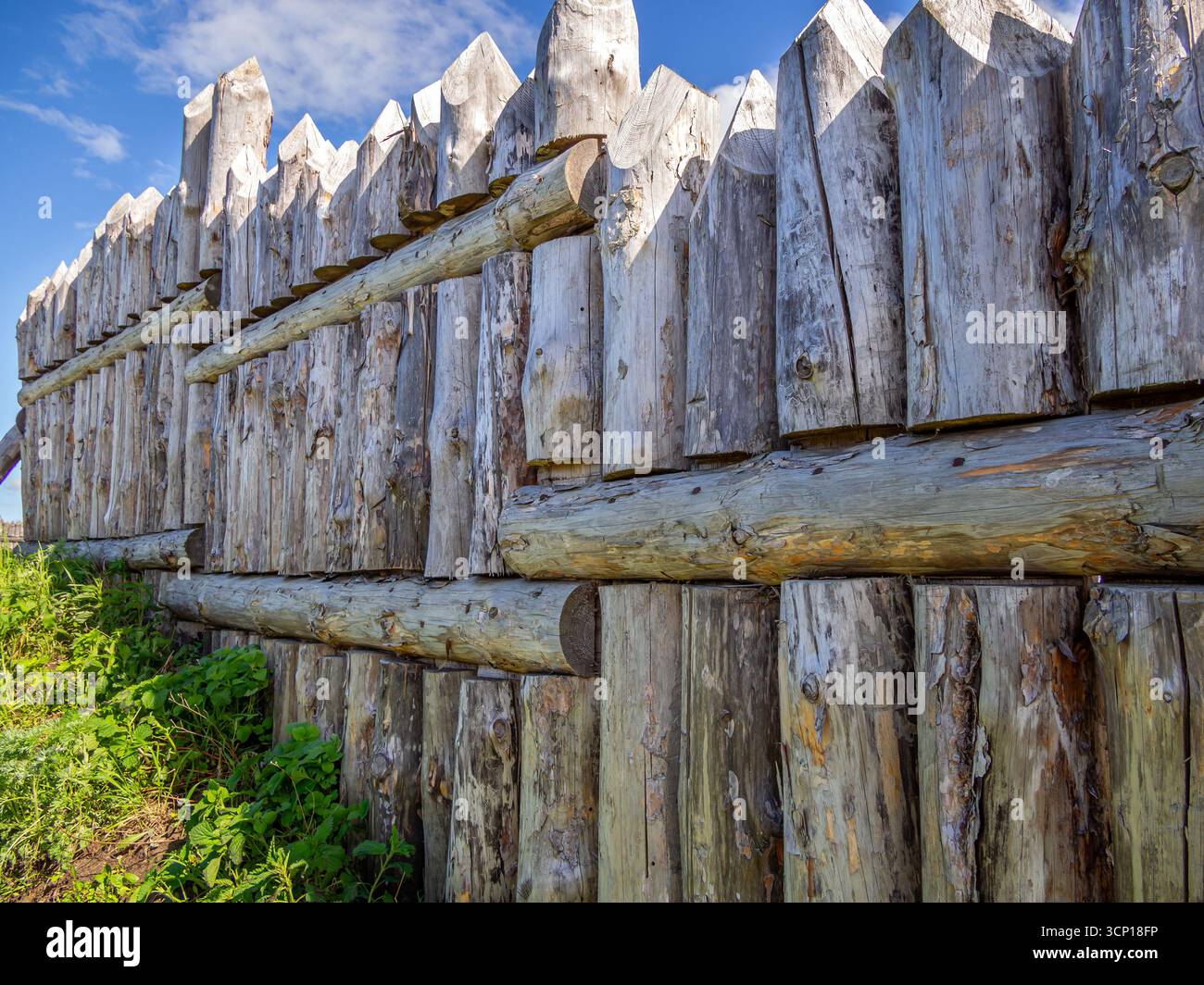 Palidae Square Posts Connecting palisade posts using a horizontal log Stock Photo - Alamy
