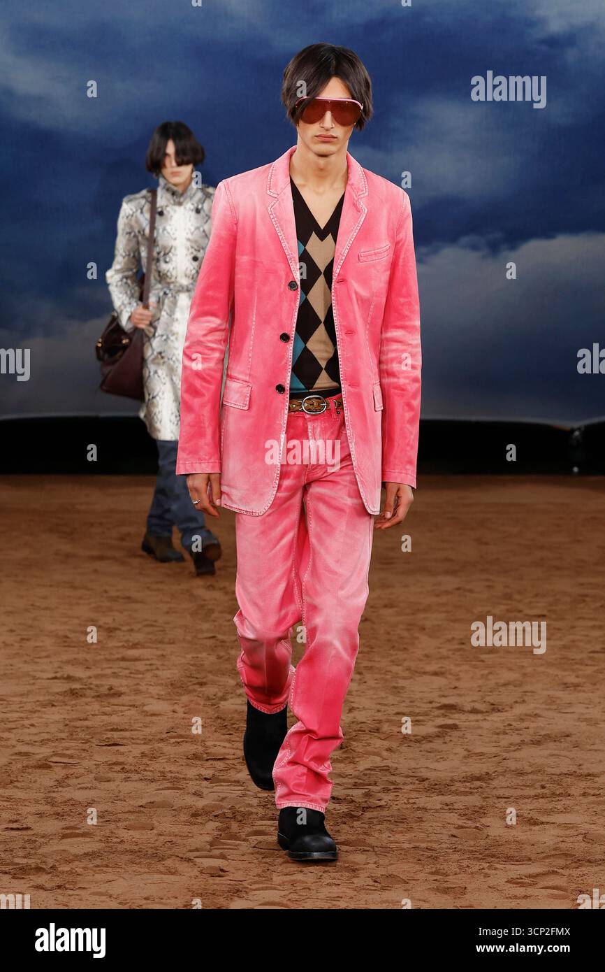 BURBERRY Spring-Summer 2026 runway during London Fashion Week on ...