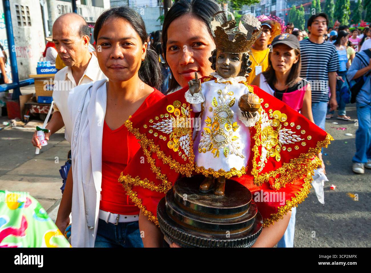 Devotees carrying an icon of the Sto Niño de Cebu during the Sto Niño ...