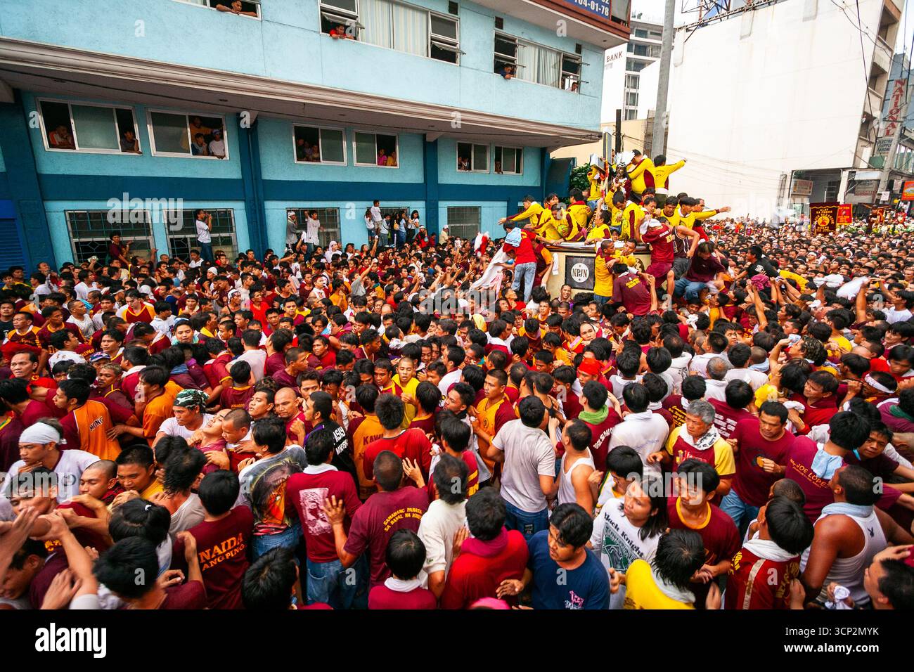Massive crowd hi-res stock photography and images - Alamy