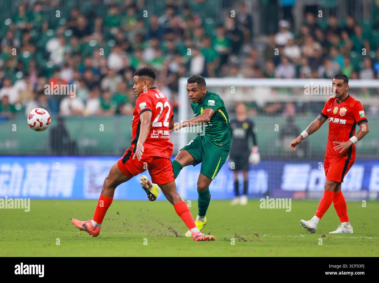 Shanghai Port Football Club defeated Beijing Guoan Football Club with 3 ...