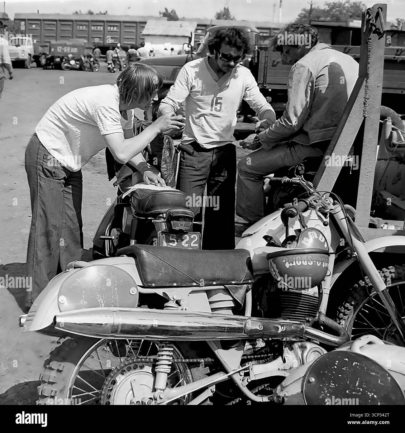 Yigit qizni jinsiy aloqa qilishga majbur qiladi. Dunyodagi eng chiroyli mushuk va eshak