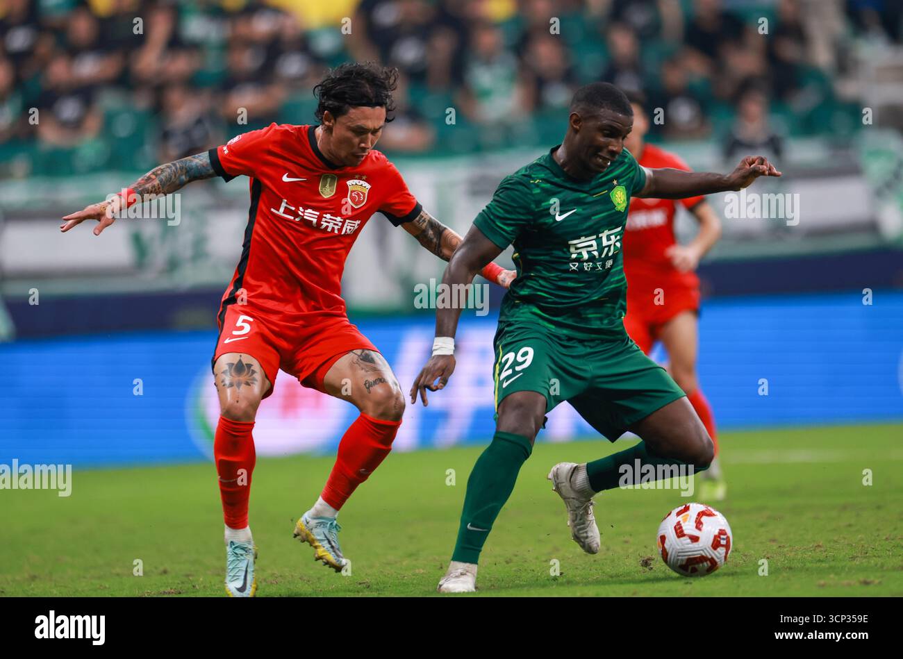 Shanghai Port Football Club defeated Beijing Guoan Football Club with 3 ...