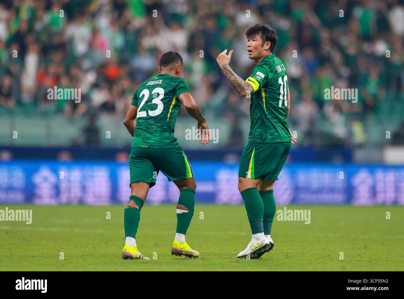 Shanghai Port Football Club defeated Beijing Guoan Football Club with 3 ...