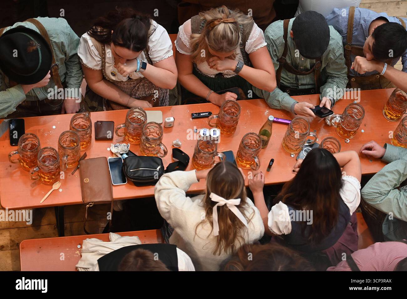 190 Oktoberfest 2025 Besucher Gaeste Sitzen Vor Ihren Masskruegen 190-oktoberfest-2025-besucher-gaeste-sitzen-vor-ihren-masskruegen